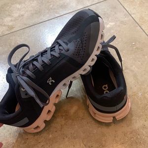 On Cloud flow running shoes